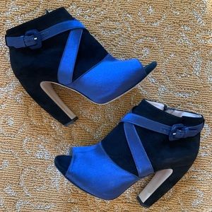 Miu Miu 💙 size 9 black and navy heel 💙